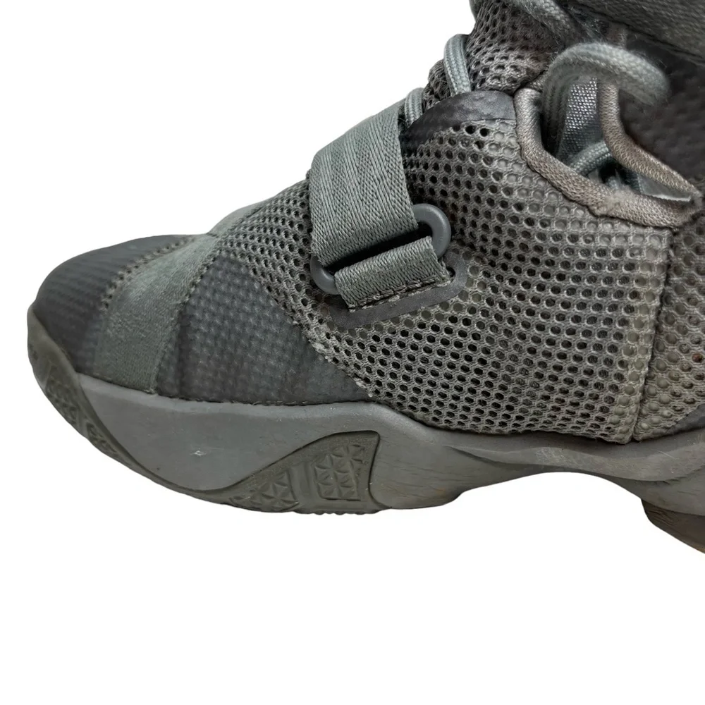 NIKE LEBRON JAMES 776471-003 Soldier IX 9 Basketball Athletic Gray Shoes sz 5 Y
